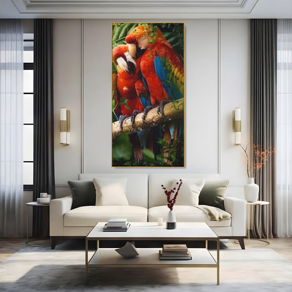 Tablou canvas cu doi papagali pe o creanga, in rama de aluminiu auriu, pe perete intr-un living